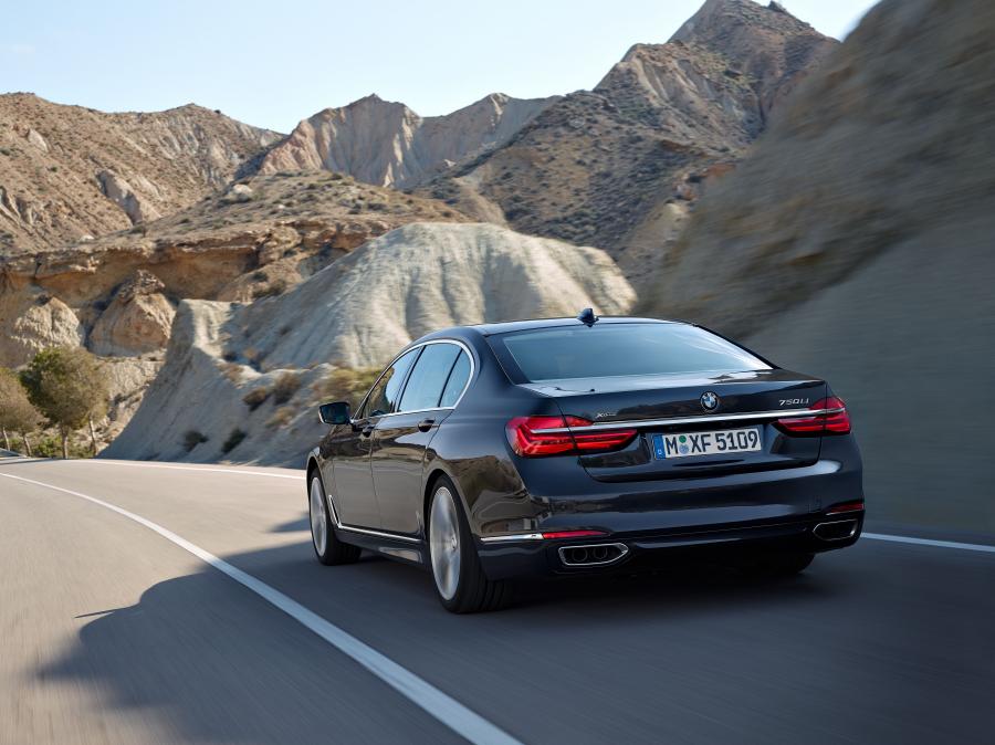 BMW 750Li xDrive 2015 года  (фото 38 из 41)